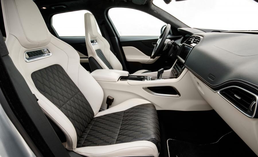 Интерьер Jaguar F-Pace SVR 2018 года  (WW) (фото 31 из 115)